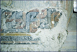 Ausschnitt eines Meanderbandes mit ehemals umlaufendem Schriftband der ersten nachweisbaren Ausmalung. Von oben her überlappend: Die Ausmalung nach erfolgter Erhöhung des Kirchenschiffs.